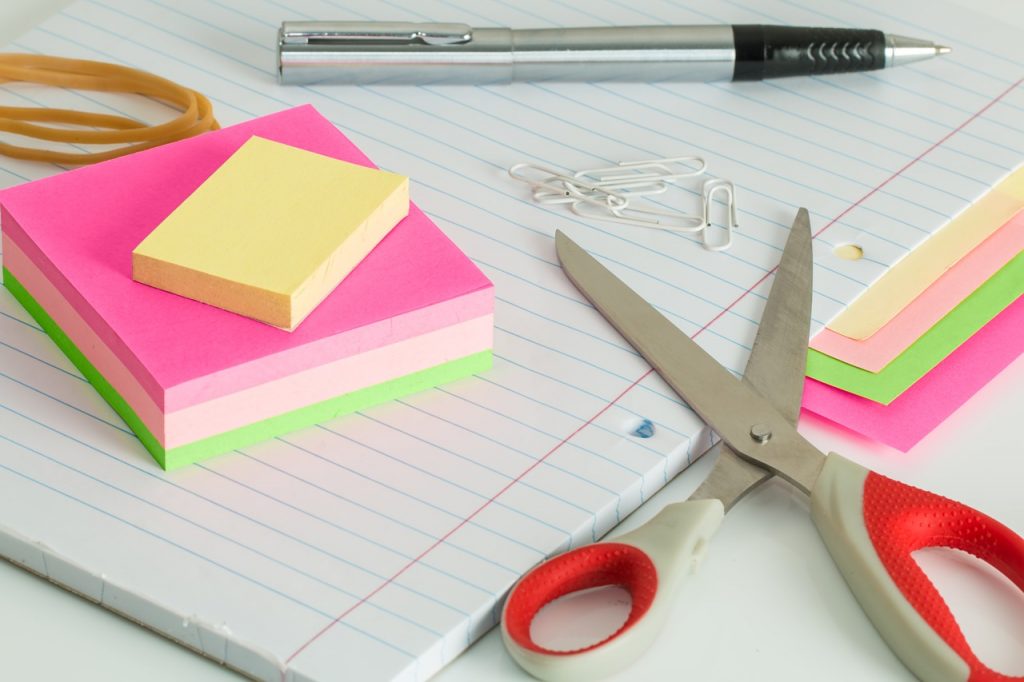 post it notes, desk, clutter-2836842.jpg