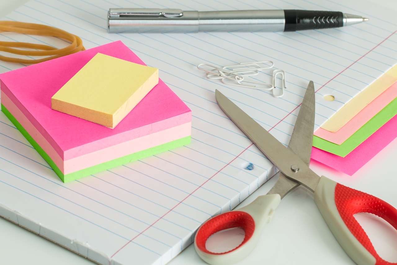 post it notes, desk, clutter-2836842.jpg